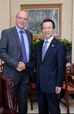 Ambassador Choo Kyu Ho with Vice-Chancellor Professor David Eastwood
