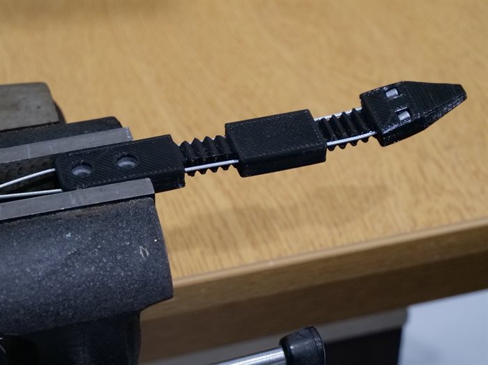 Dual-tendon mechanism implemented on the smart gripper fingers for enhanced dexterity