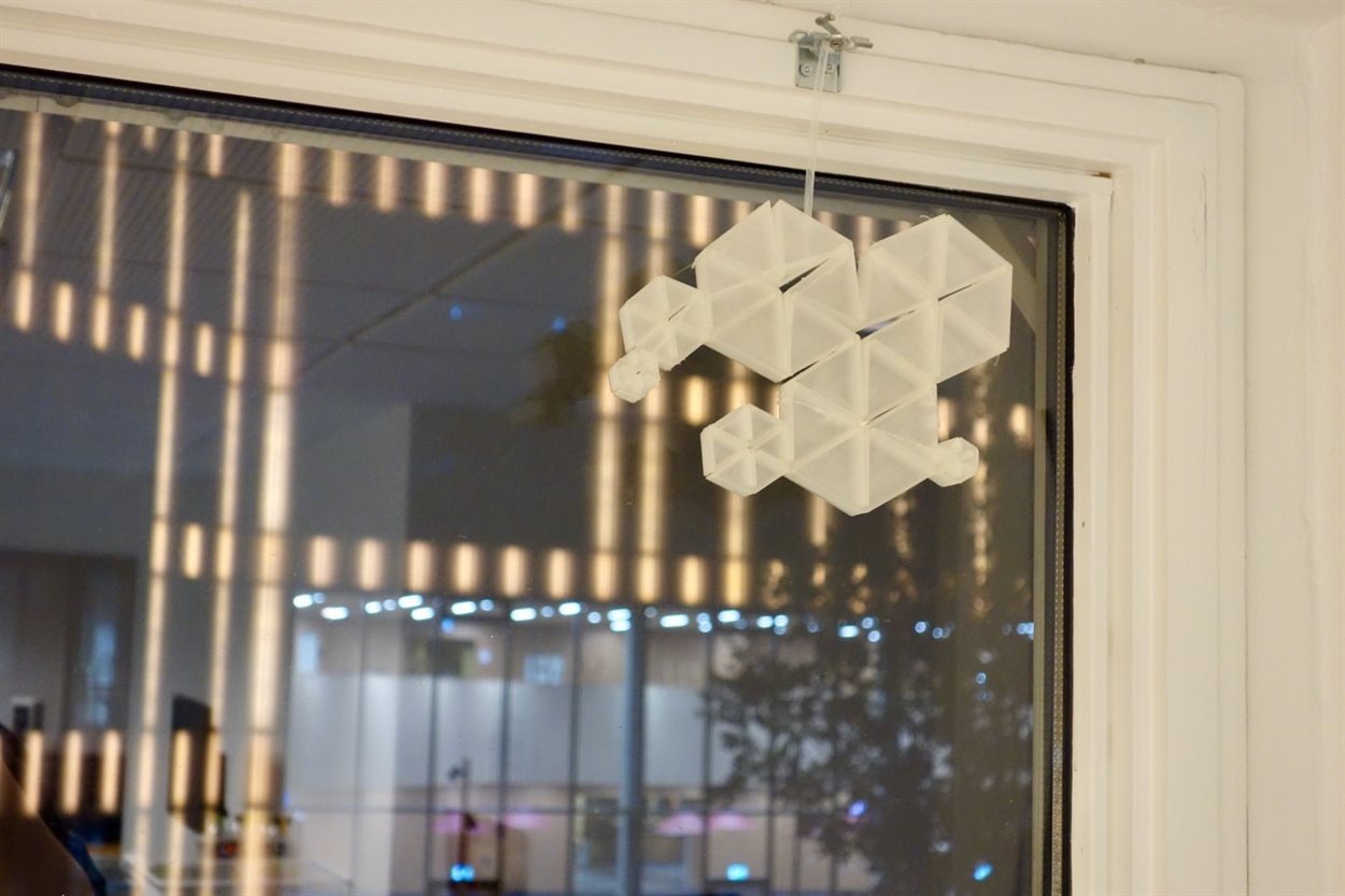 Graphic of a hanging mobile shape