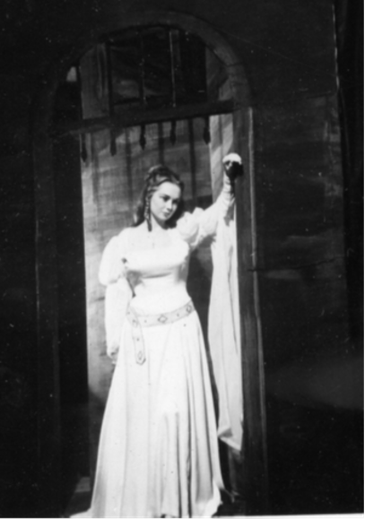 Jennifer Bragg as Ophelia
