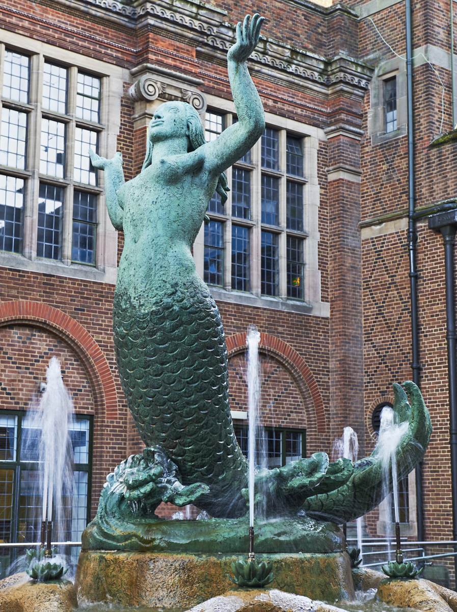 Mermaid Fountain bronze sculpture by William Bloye with Guild of Students behind