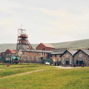 a photo of a farm in the countryside