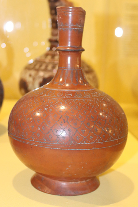 Unknown Indian artist, Red earthenware bottle with scale design inlaid with silver (19th century), The Potteries Museum & Art Gallery STKMG:CER2528. Photo Credit: The Potteries Museum & Art Gallery