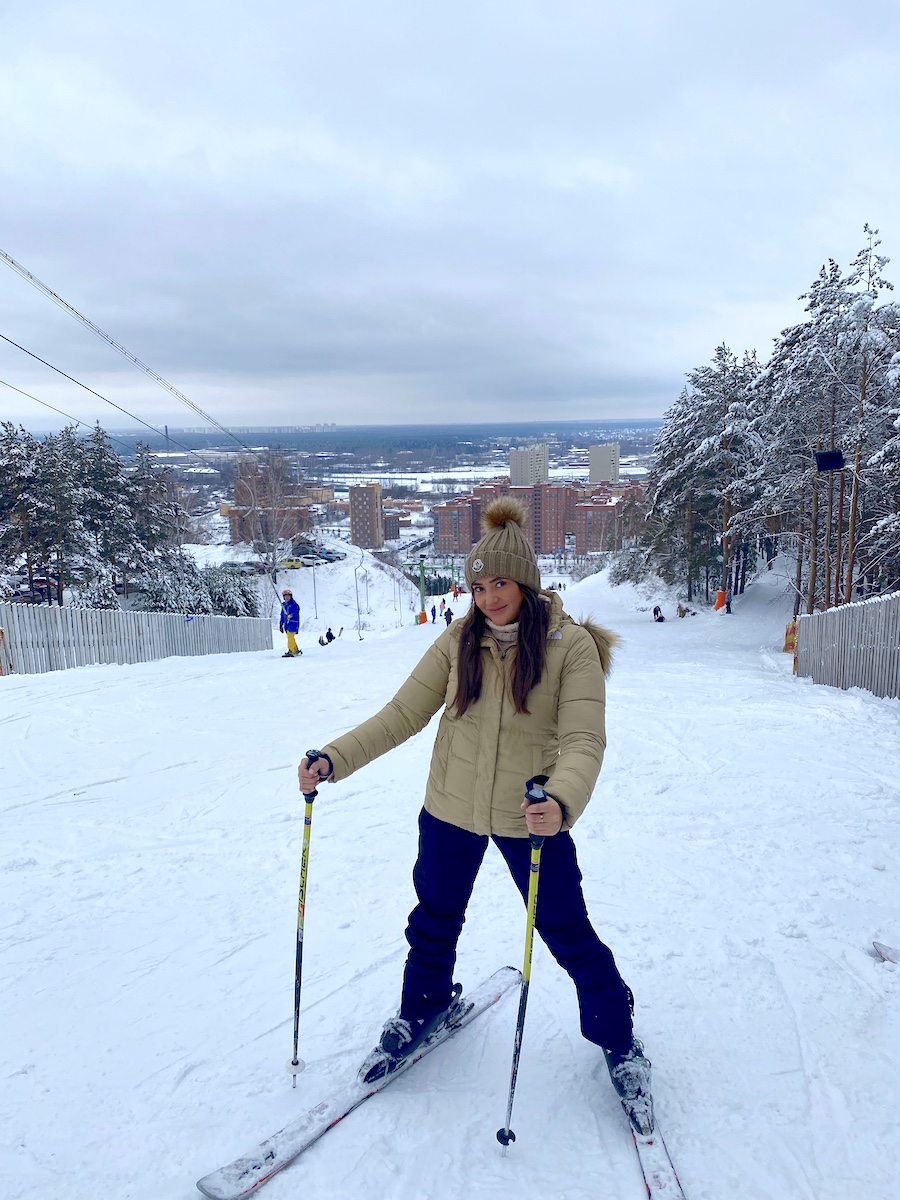 Narges posing before skiing down a slope