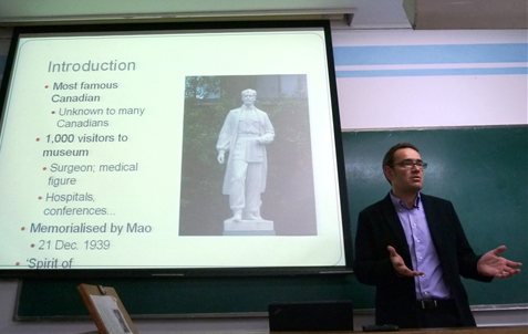 Professor Reinarz giving a talk