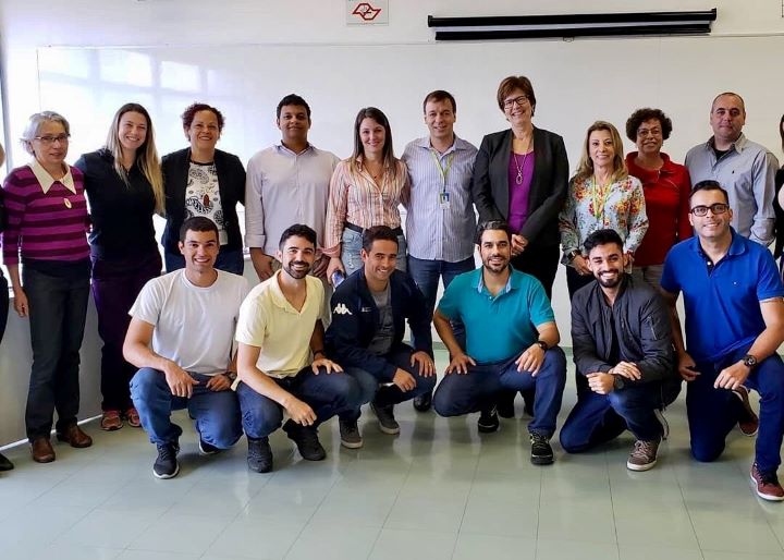 Professor Joan Duda with staff and students at Universidade São Judas Tadeu, São Paulo