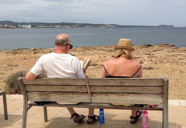 couple-bench-beach-720px