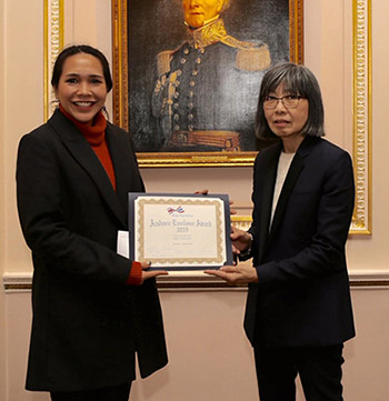 Muttamas Wongwanich received her certificate at the awards ceremony