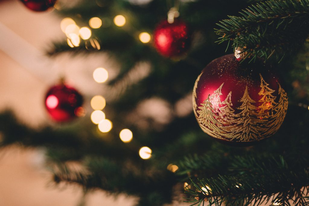 christmas-tree-with-baubles-717988-1024x683