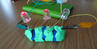 Simple physics experiment with crocodile clips