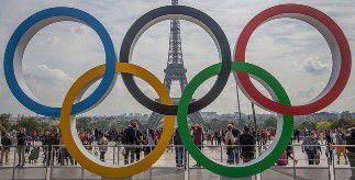 Olympic rings in front of the Eiffel Tower