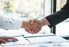 Colleagues shake hands to agree a business partnership