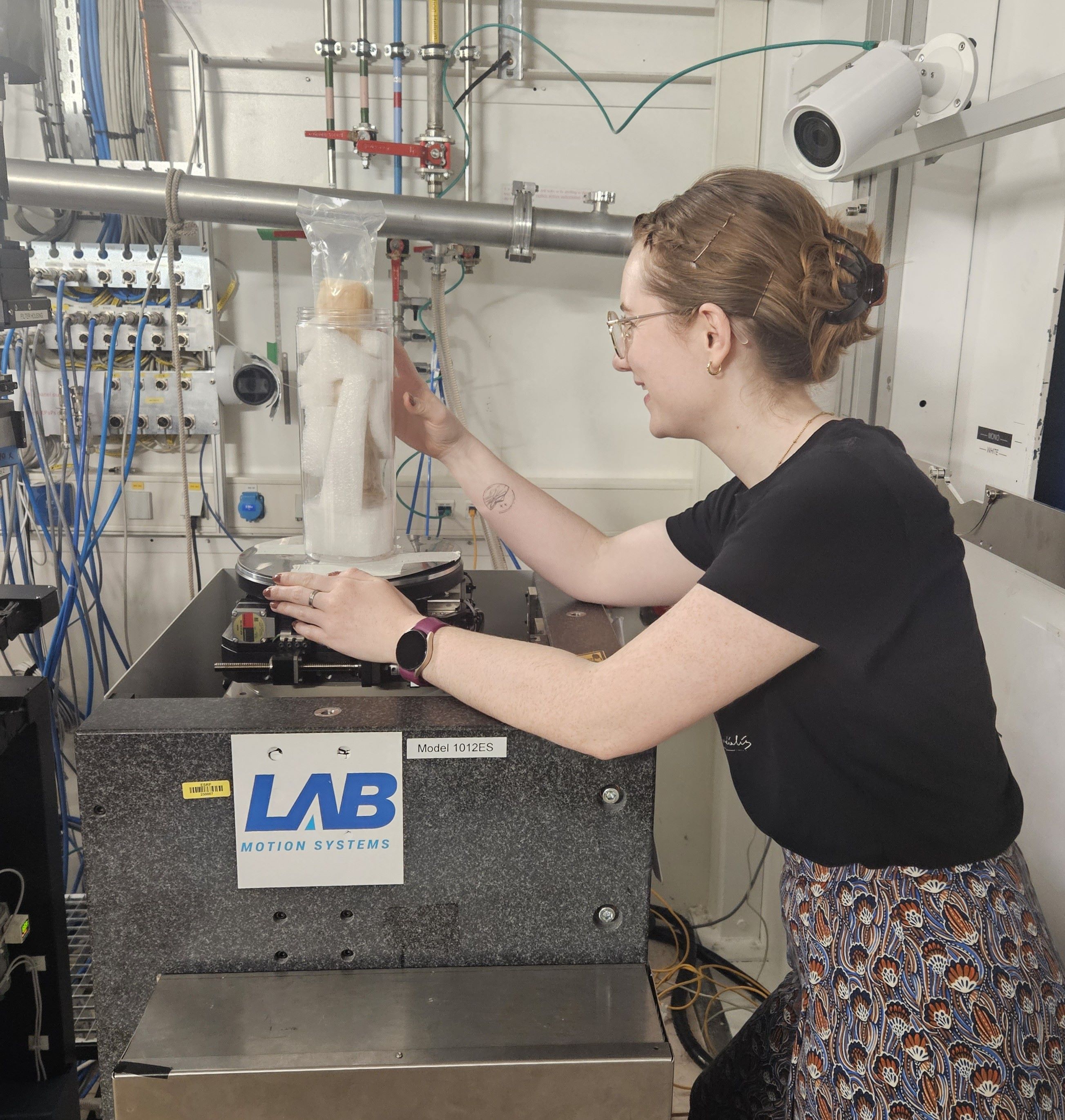 A woman does work in a labaratory.