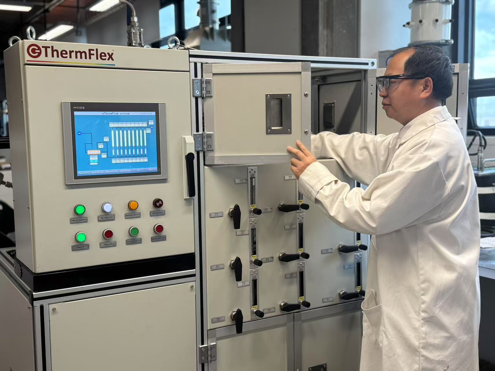Professor Yongliang Li in the laboratory
