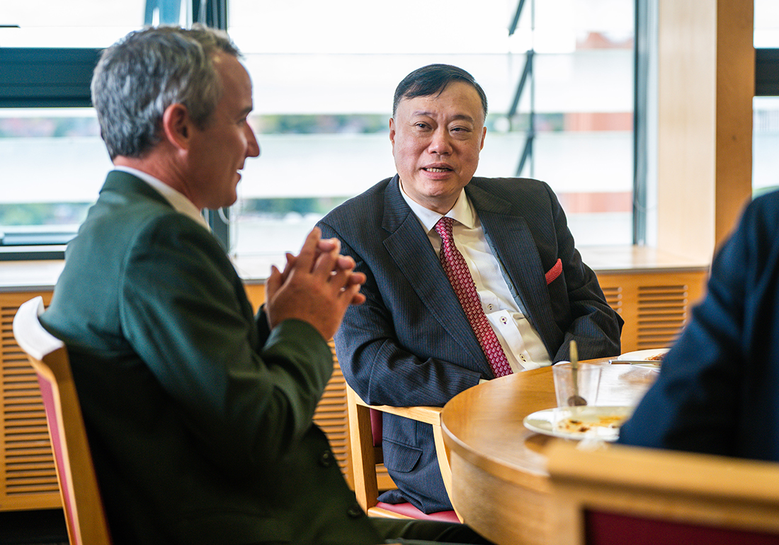 Professor Alan AU Kai-ming talks with Professor Francis Pope