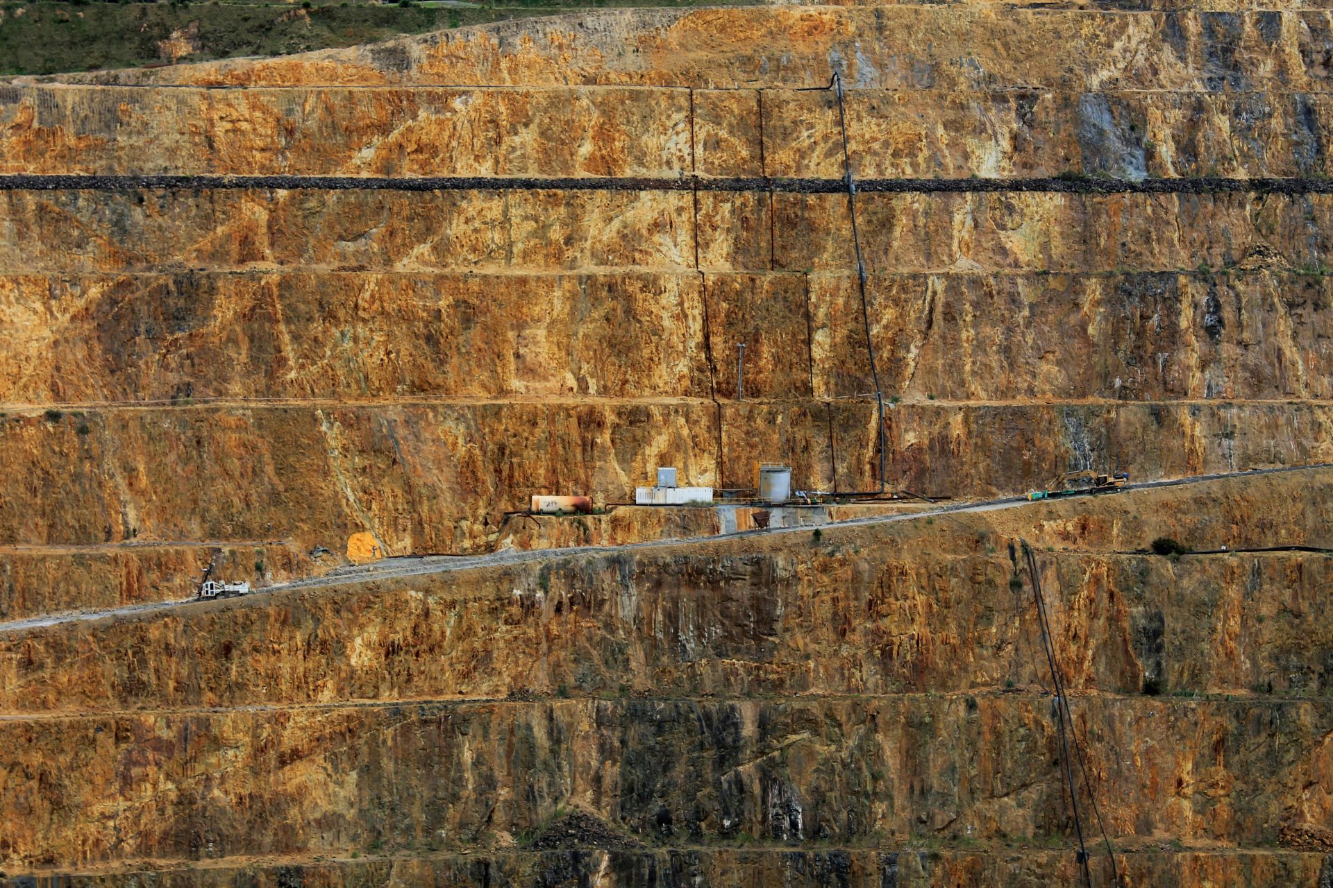 Deep gold mining with multiple layers of hewn rock
