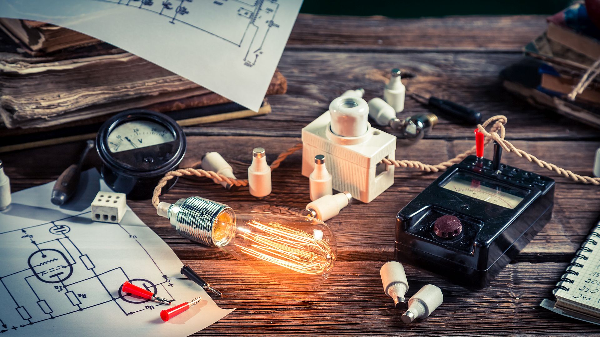 A physics experiement with a lightbulb, electrical currants and volt meters