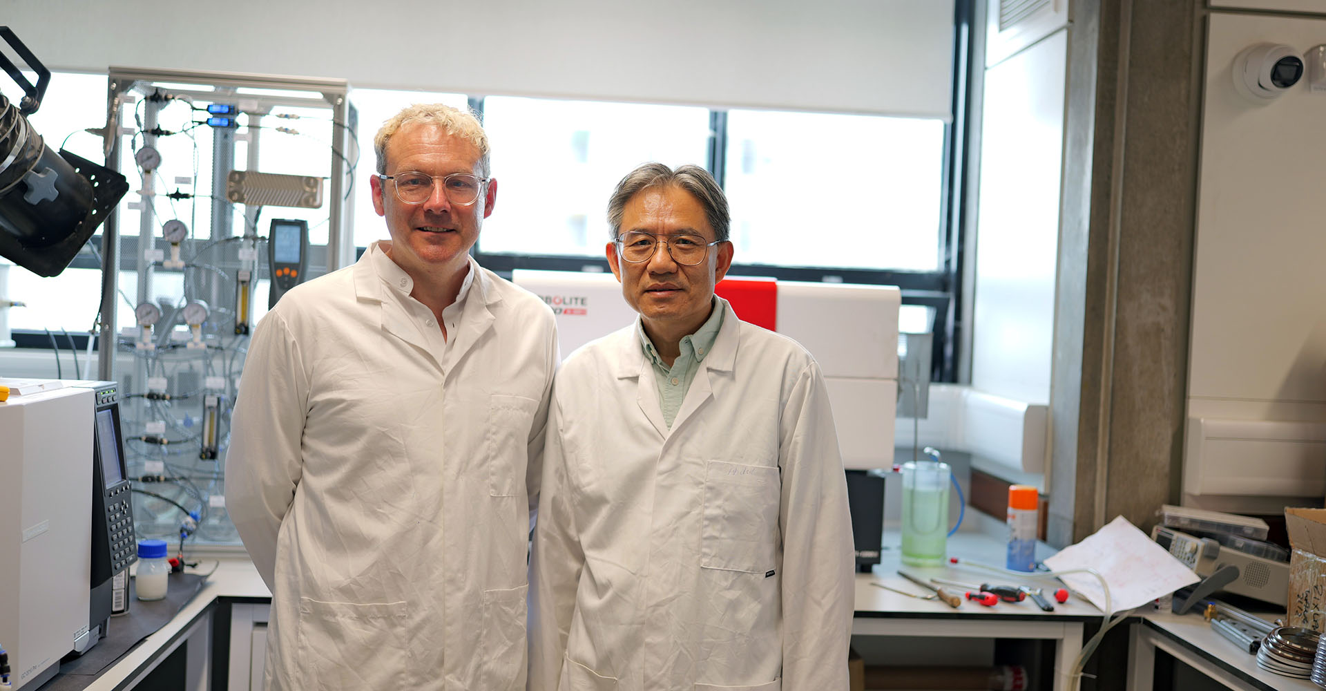 Perocycle CEO, Grant Budge, with co-founder Professor Yulong Ding and the prototype