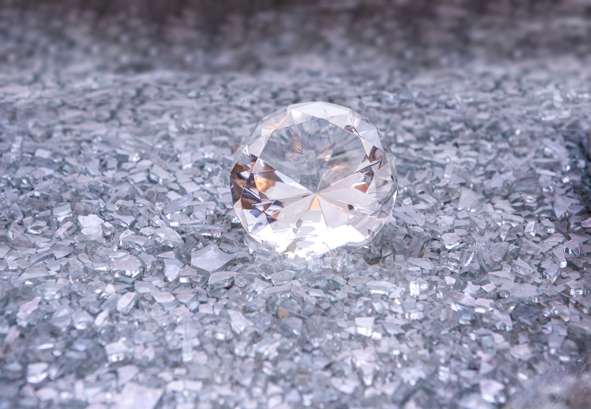 A large cut diamond set on a large number of pieces of glass