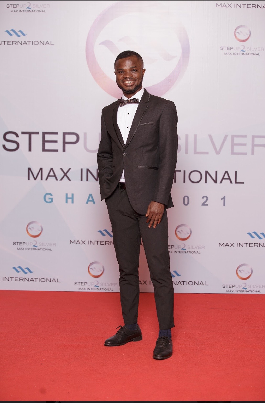 Student Ibrahim is posing for a photo on the red carpet.