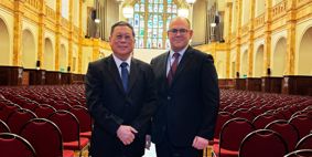  Prof. Wei Kwok Kee and Prof. Vaughan-Williams standing in the Great Hall
