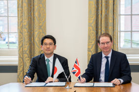 Professor Stephen Jarvis and Shunzo Miyake signing the MoU