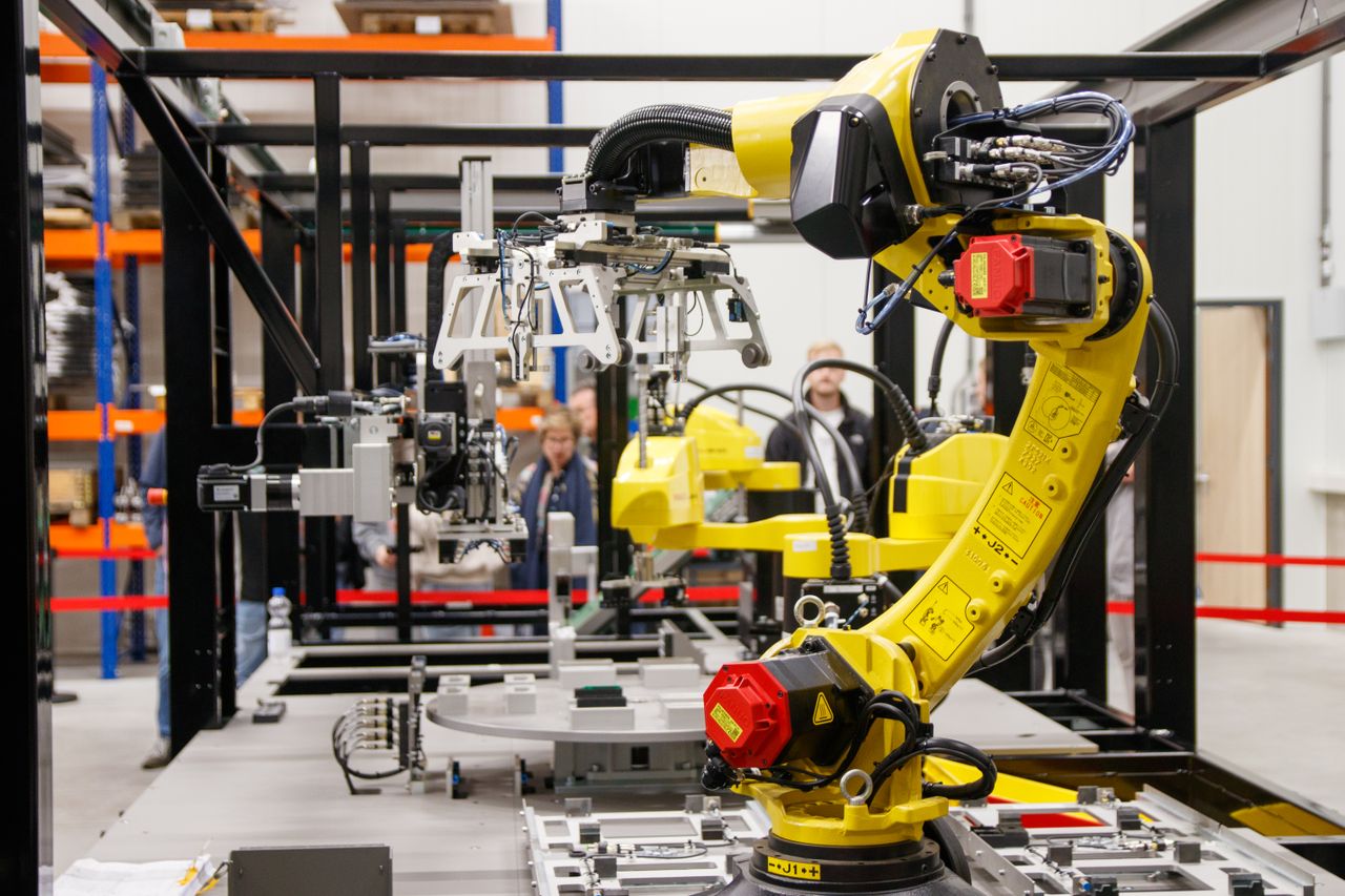 A robot manufacturing arm in a modern manufacturing facility 