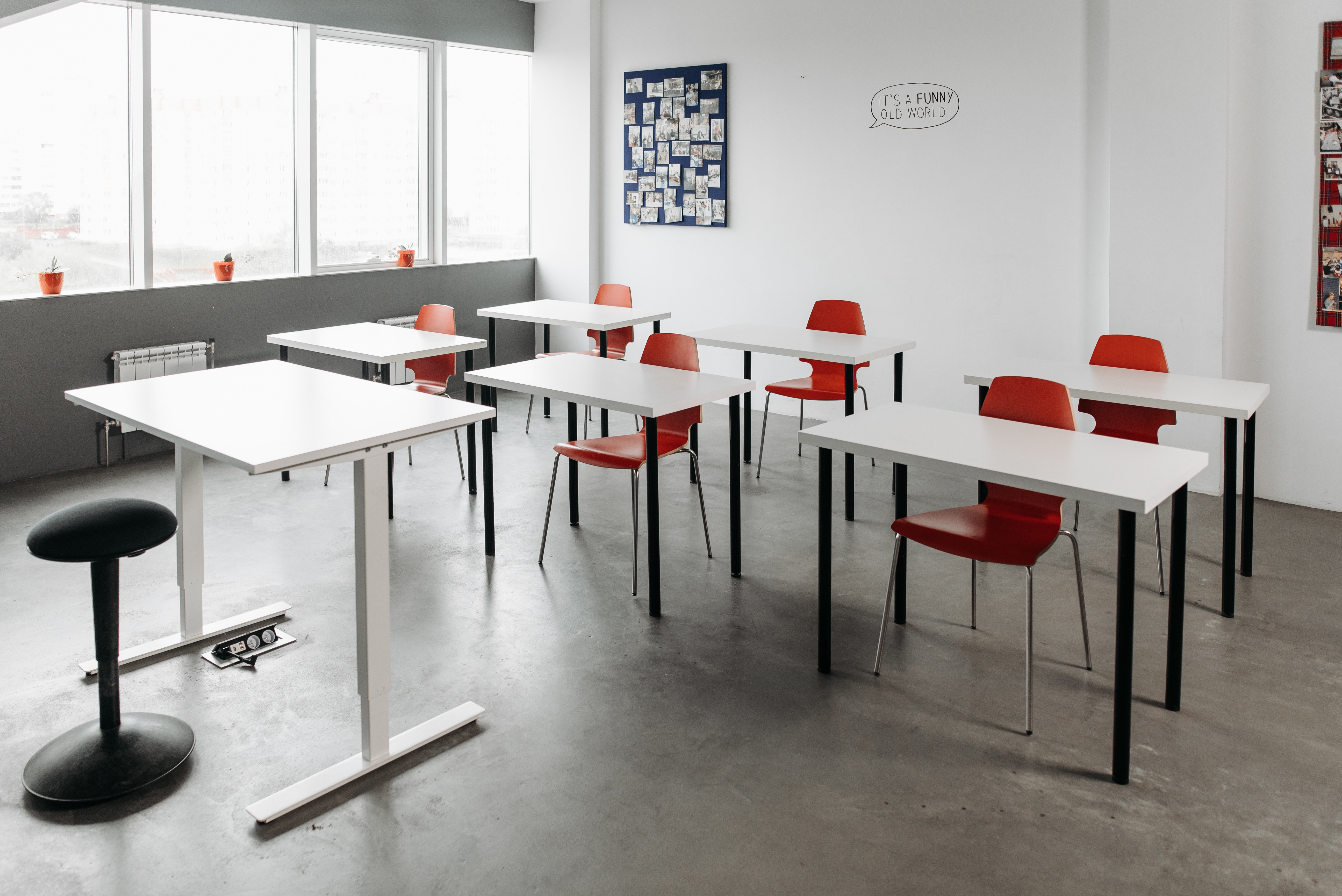 Empty class room, with desks and chairs.