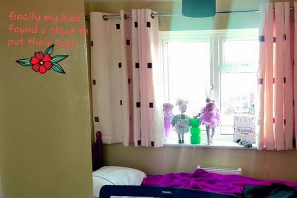 A child's bedroom with tys on the windowsill
