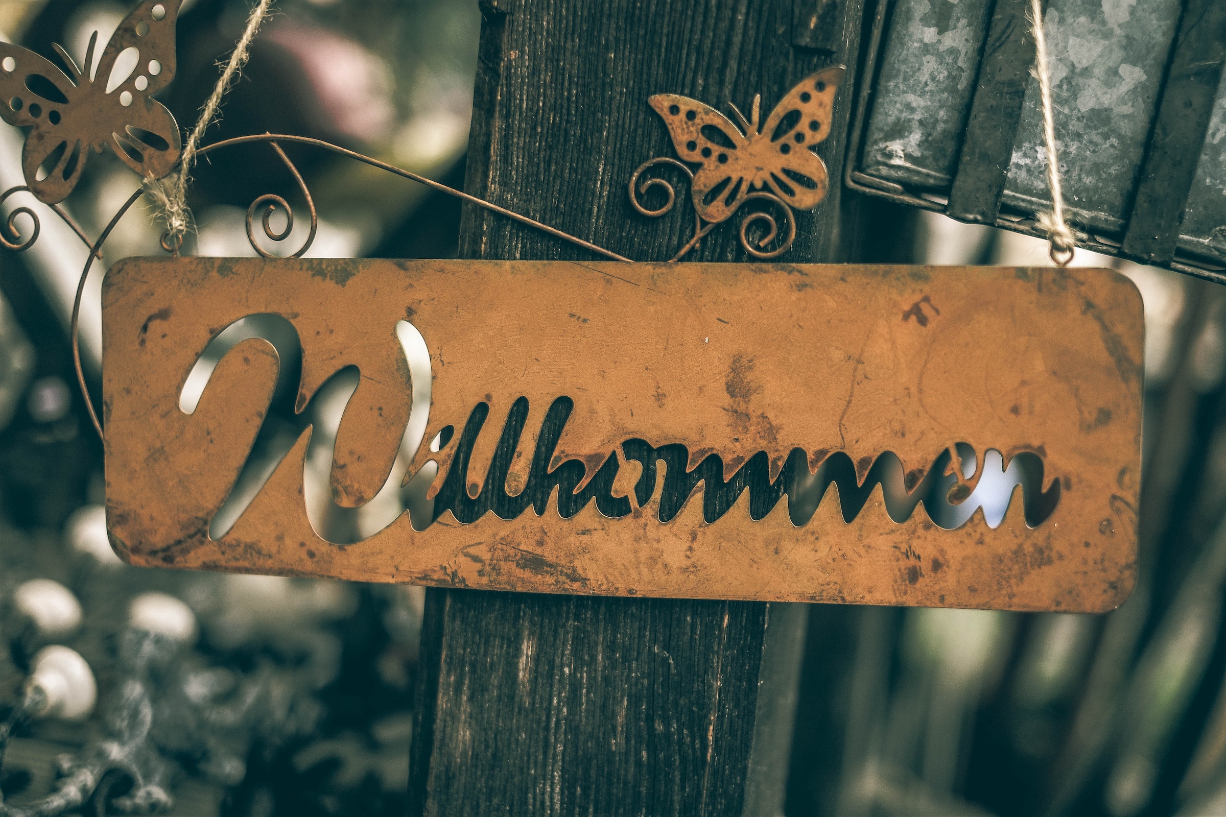 A brass sign saying 'Willkommen'