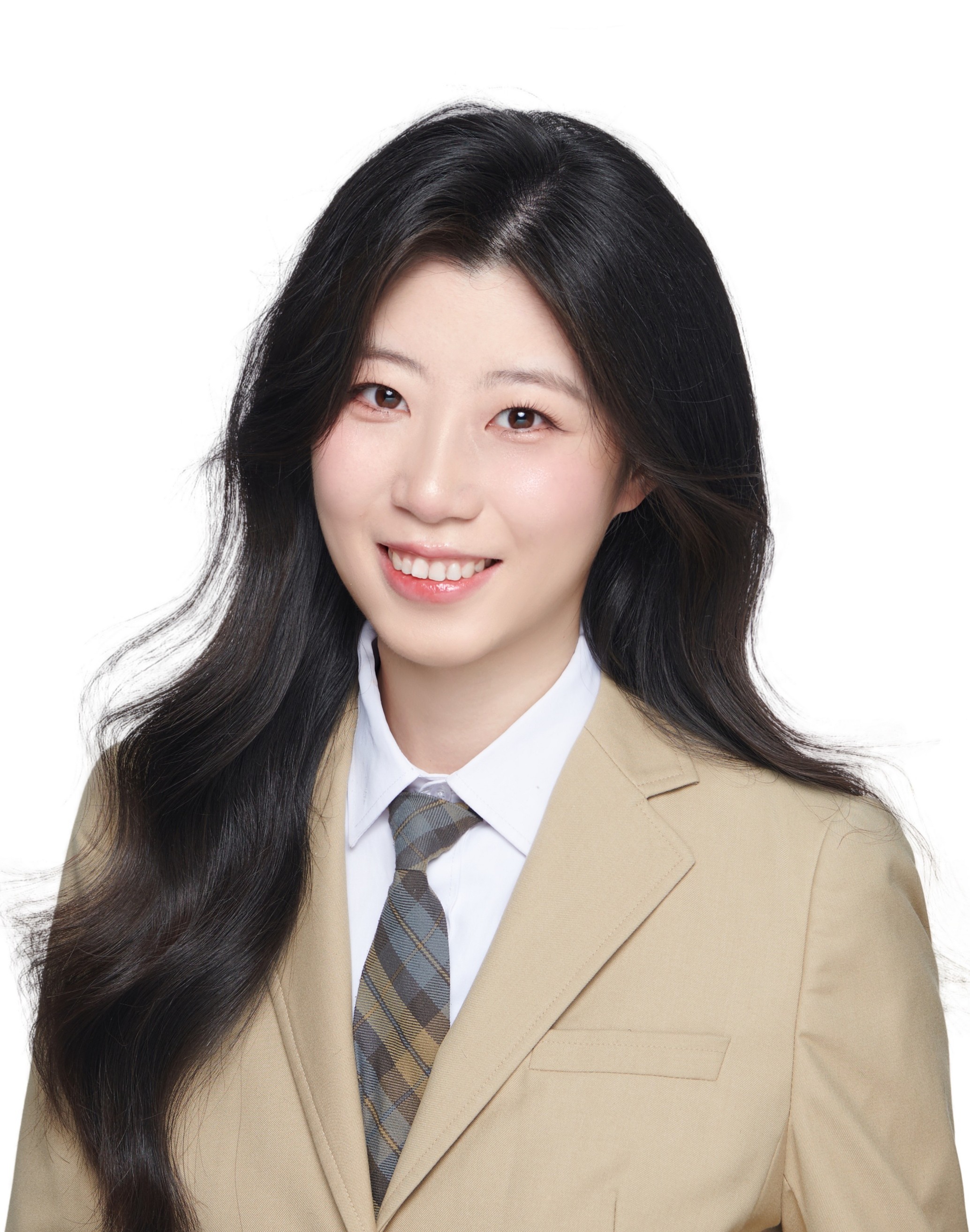 Student Tingshu is smiling at the camera.