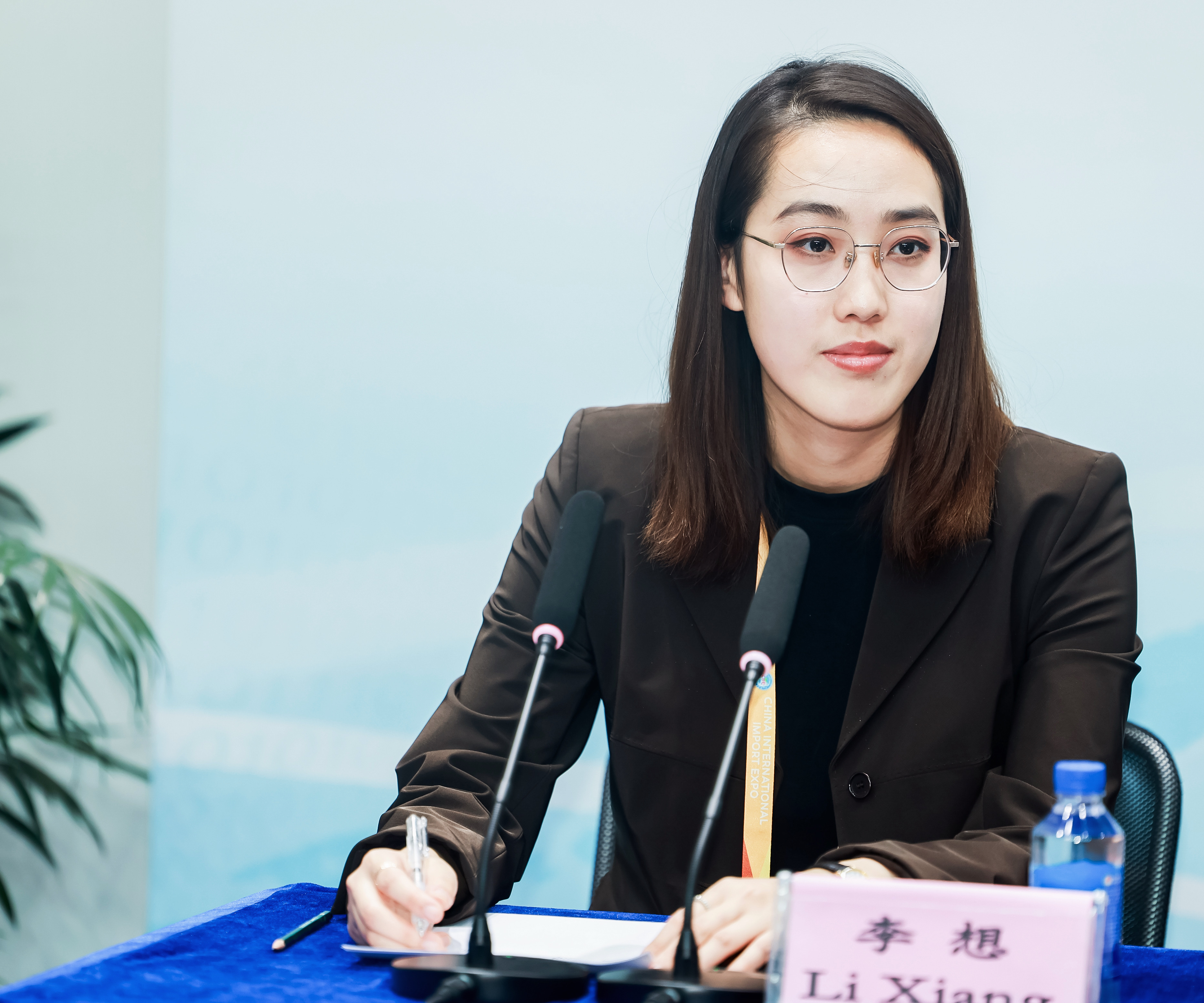 Xiang Li sat down in front of microphones