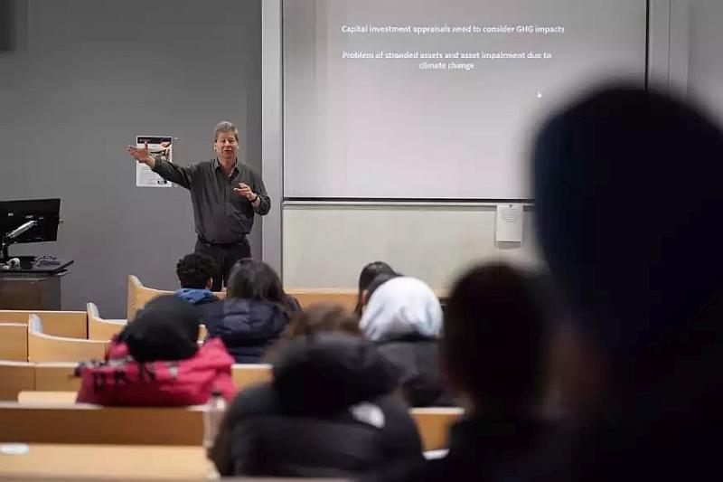 Professor Ian Thomson teaches carbon accounting to students