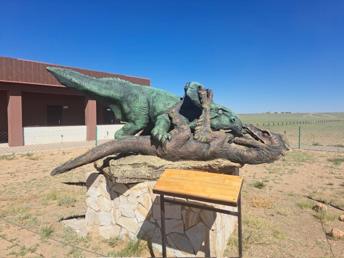 A statue of the Fighting Dinosaurs in Mongolia.