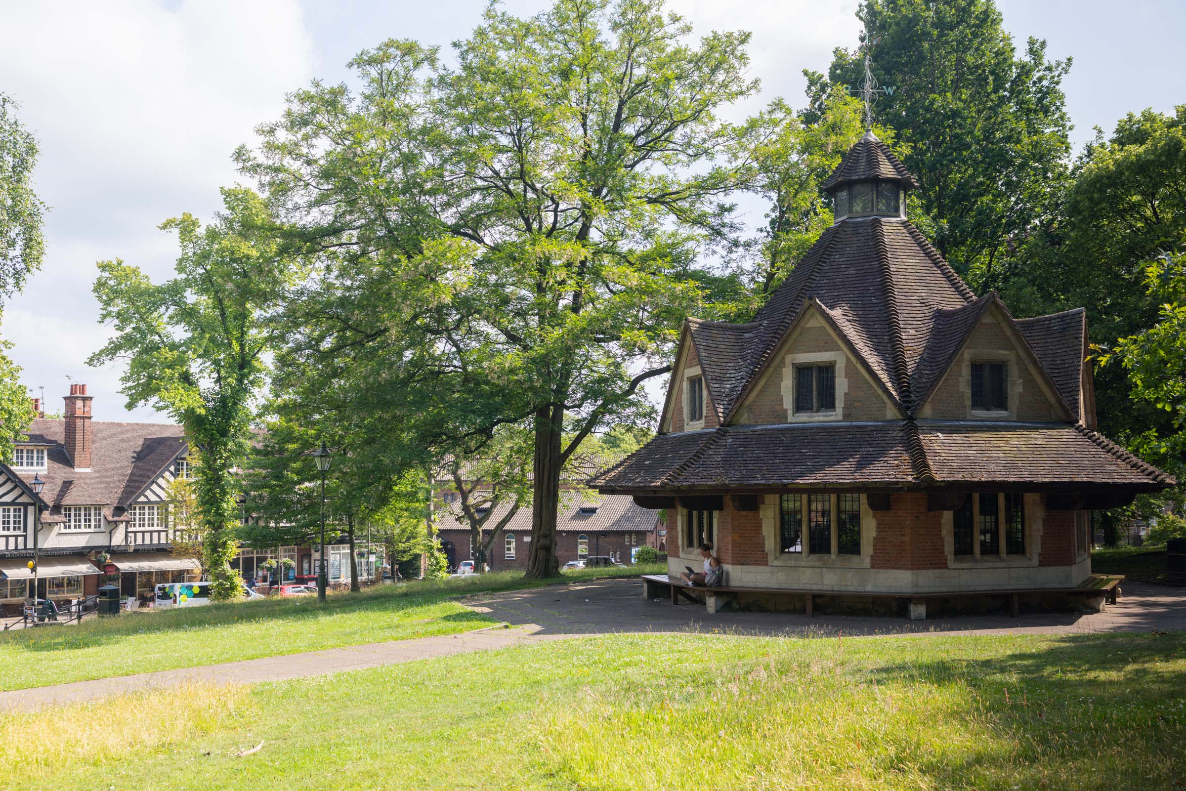 An image of a rest house in Bournville, amongst grass and trees. 